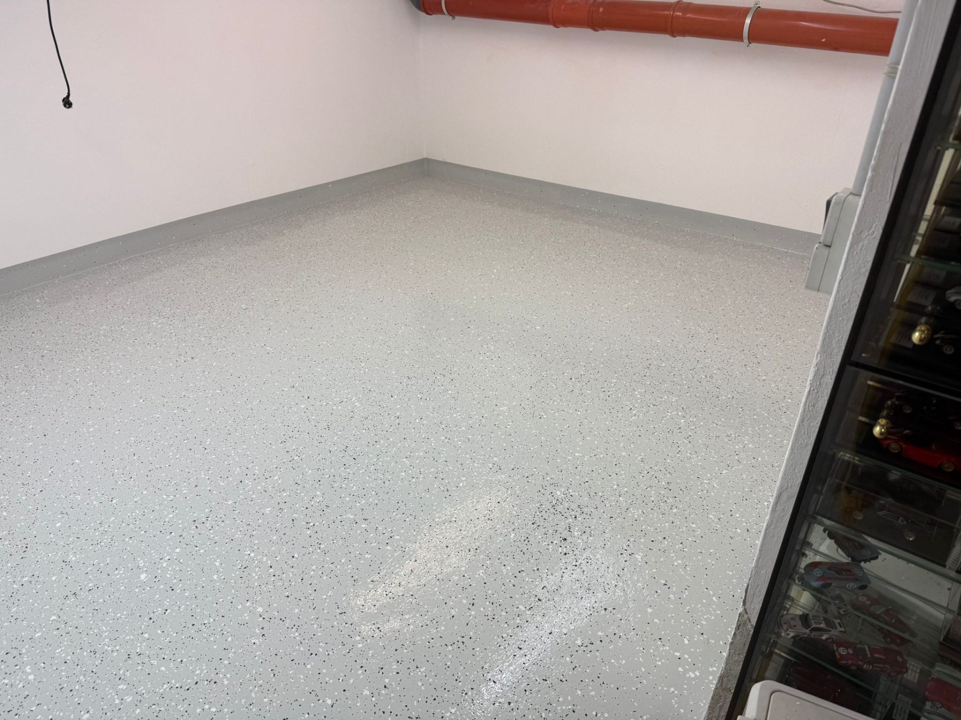 Epoxidharzboden mit Farbchips in Grau-Schwarz-Weiß in einem Kellerraum