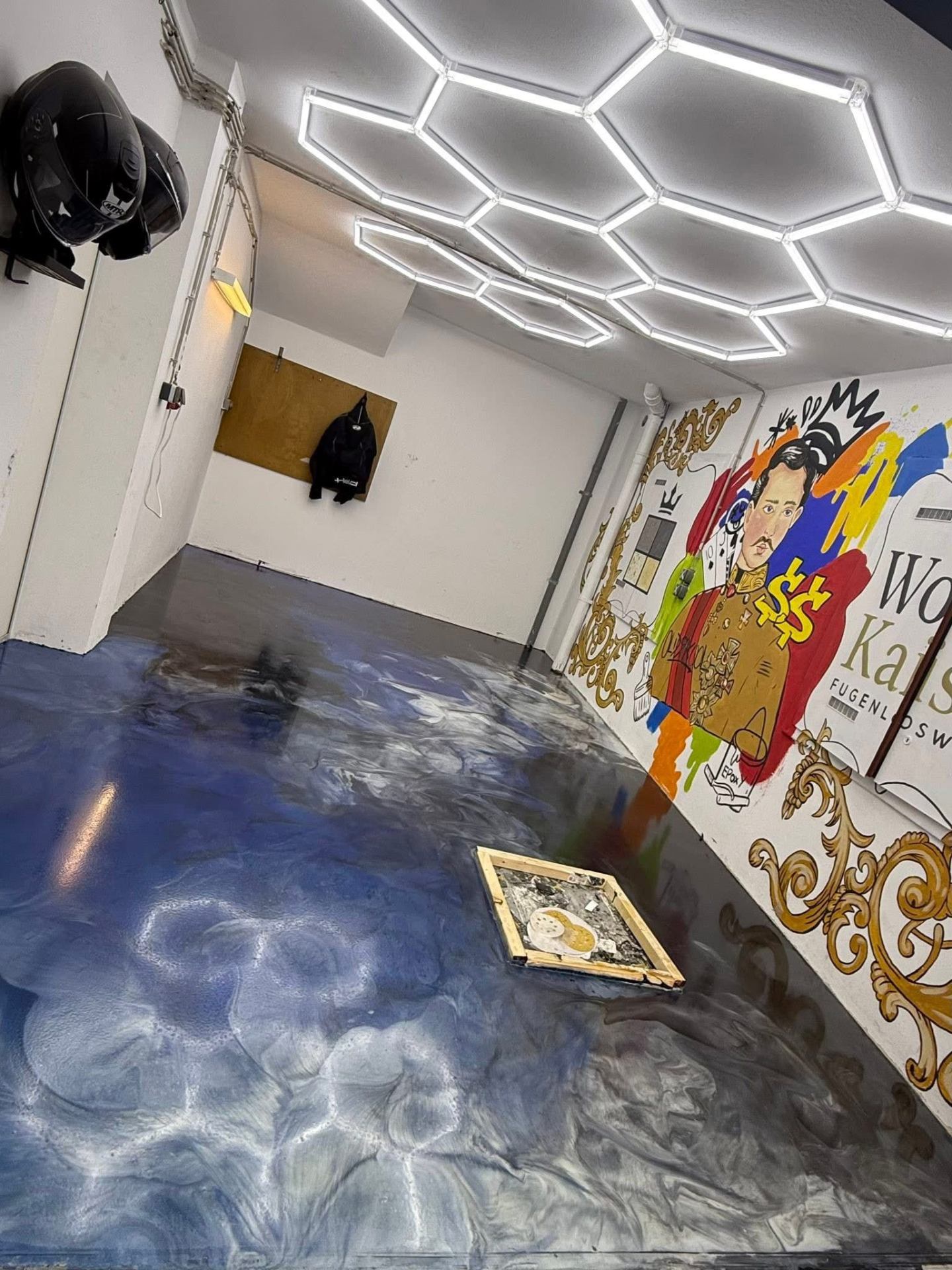 Epoxidharzboden in Metallic-Optik mit blauen Verläufen und glänzender Spiegeloberfläche