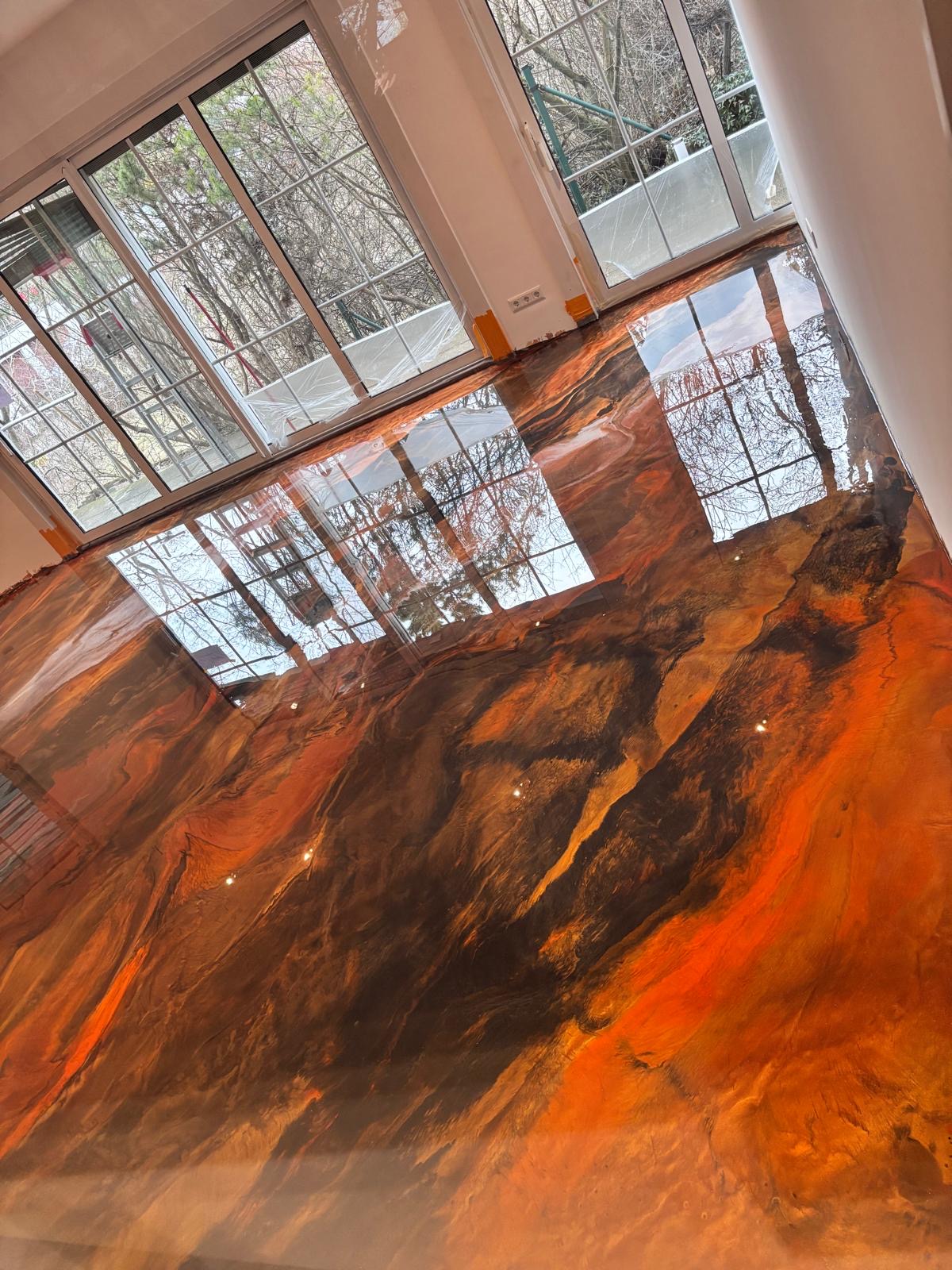 Hochglänzender Epoxidharz Designboden im Metallic Look in Orange und Schwarz