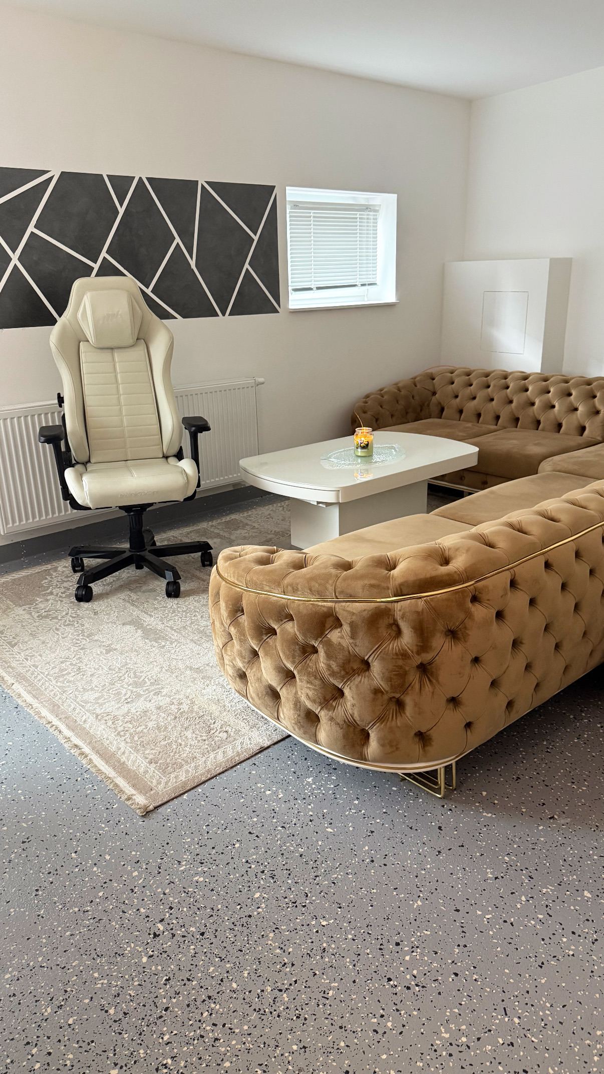 Epoxidharzboden im Wohnzimmer in Grau mit Flake-Optik als fugenloser Bodenbelag