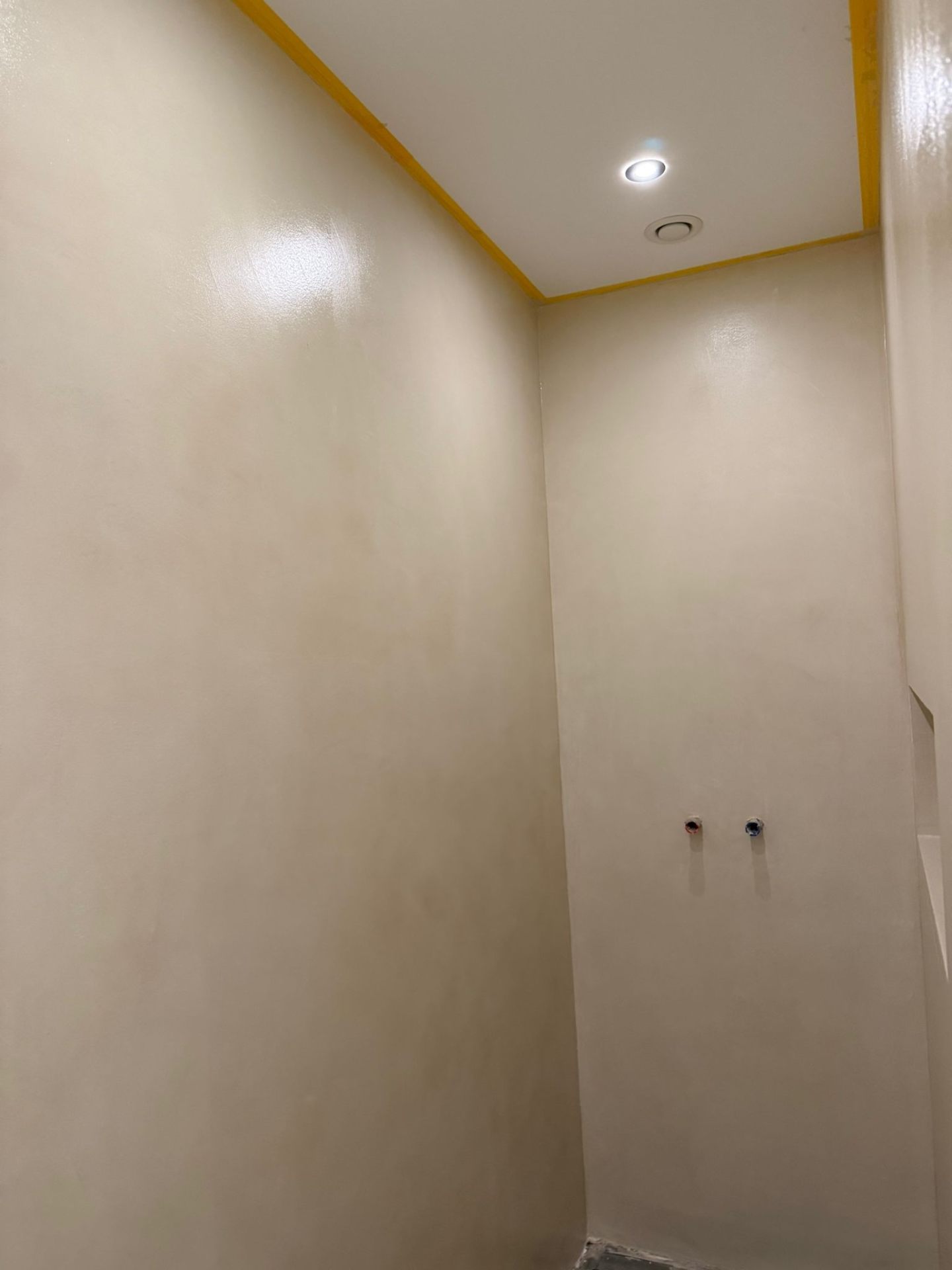 Mikrozement-Wandbeschichtung in Creme-Beige im Bauzustand vor Endfinish