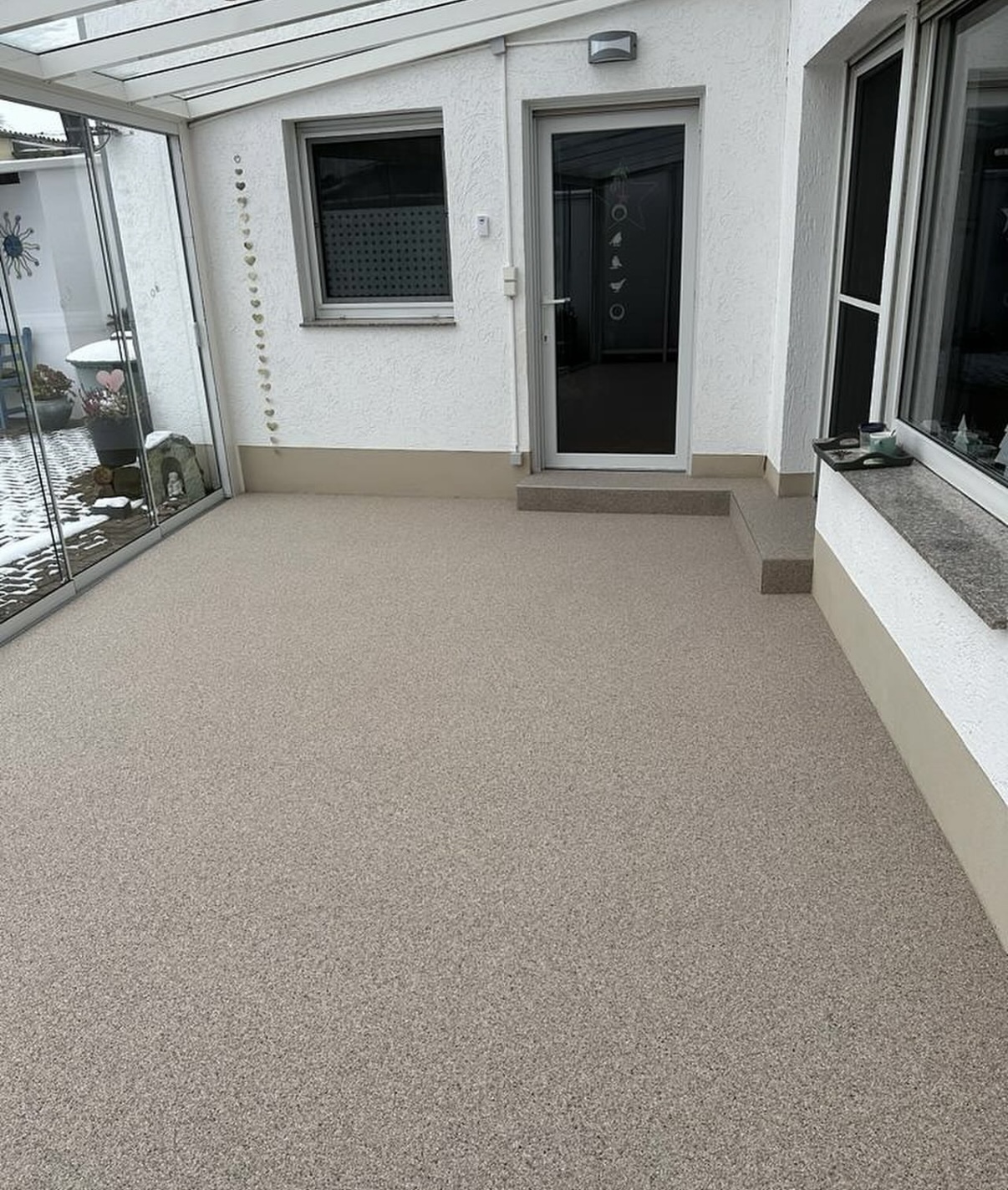 Natursteinteppich im Wintergarten in Beige-Sand, fugenloser Marmorkies-Bodenbelag